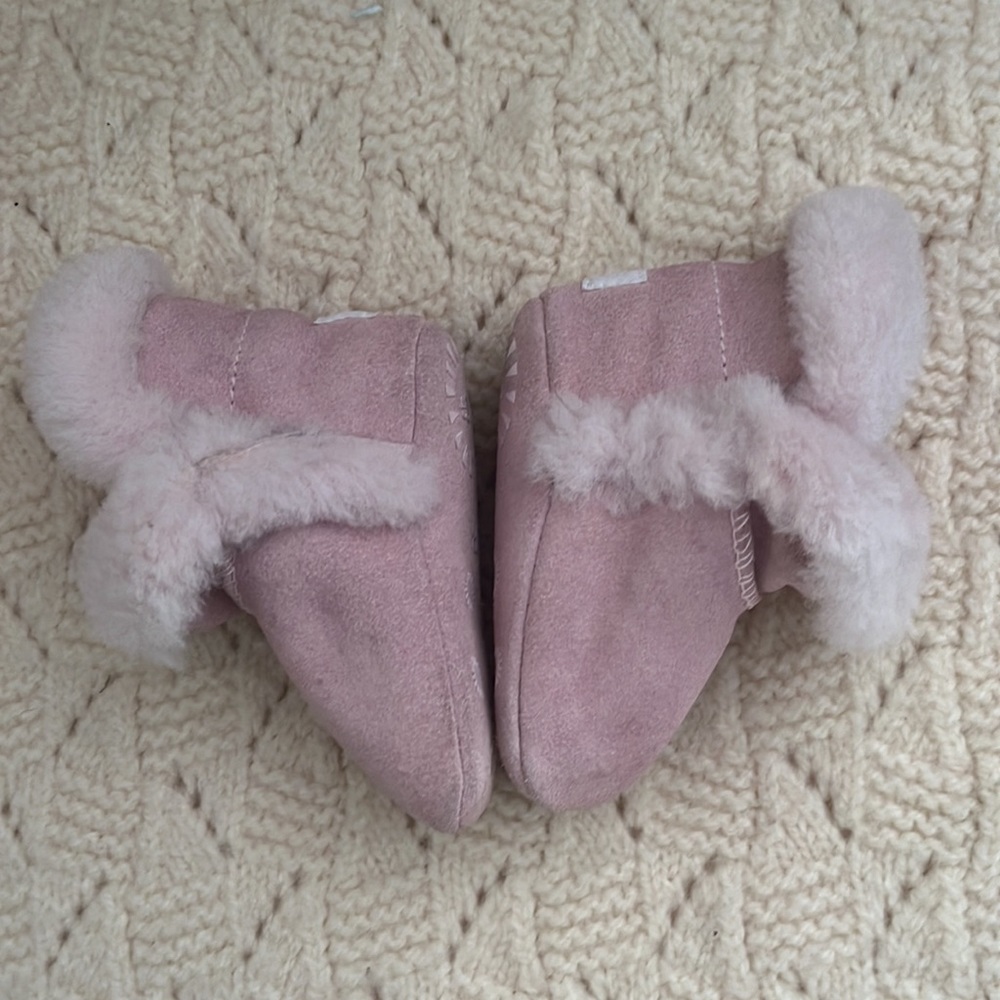 UGG Unisex-Baby Lassen Ankle Boot. pink Sherpa bootie elastic opening